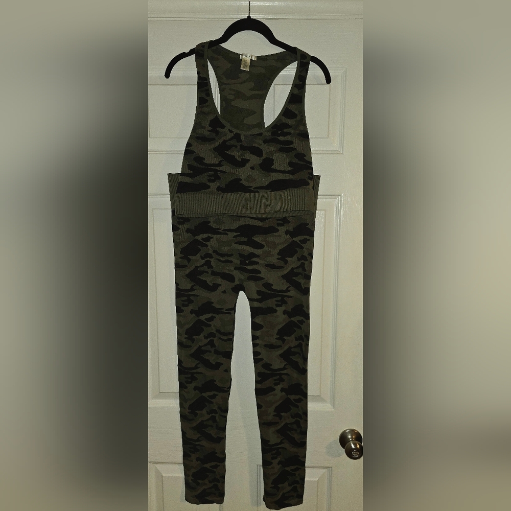 Plus Size Camo Print 2 Piece Racerback Top and Legging Set-Size 2X/3X - Picture 4 of 6